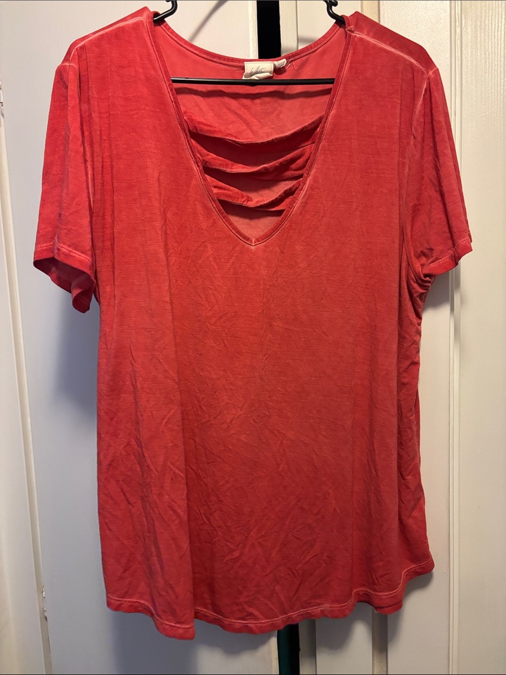 White Crow Coral Cutout V-Neck Short Sleeve Tee - Buckle Brand